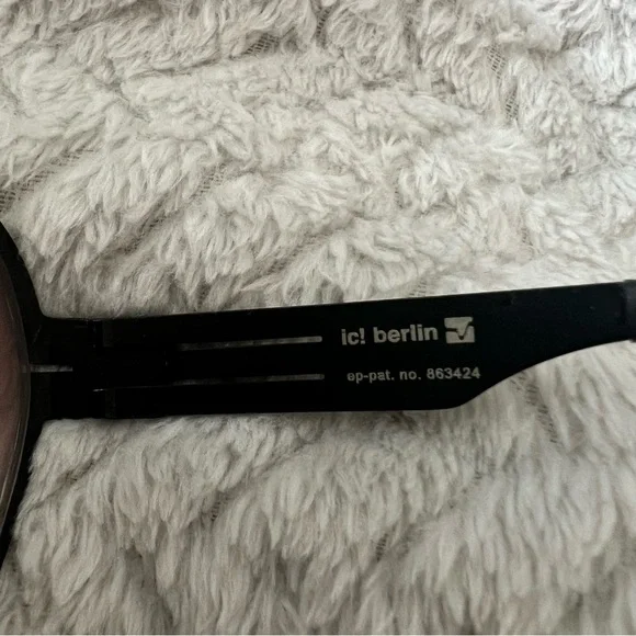 IC! Berlin Gradient Black Sunglasses, Oversized, Model Maiko display picture 3
